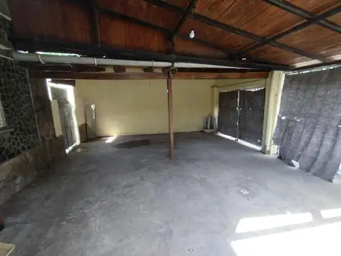 Calvo 1600: Casa desarrollada en planta baja. Acepta Permuta