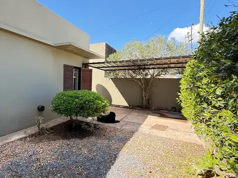 ¡Se vende esta encantadora casa en Empalme Lobos! Calle 249  al 500