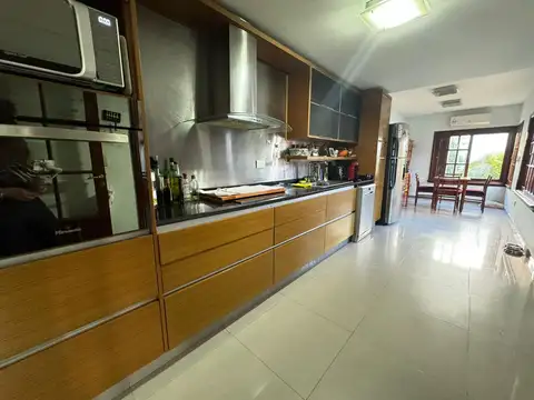 VENTA CASA 4 AMBIENTES WILDE PILETA COCHERAS