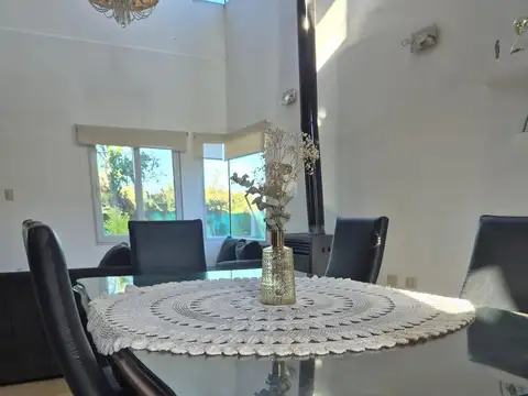 Casa 8 ambientes con 2 baños