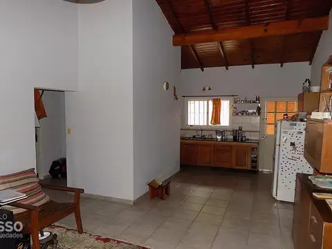 Casa 4 ambientes con 2 baños