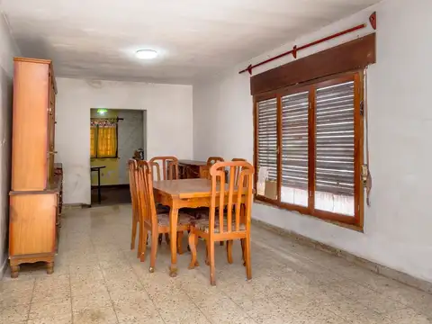 Casa 6 ambientes con 2 baños