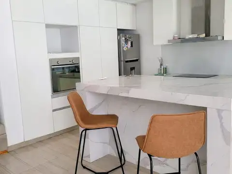 Casa en Alquiler con 3 cocheras