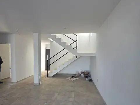 Venta Dúplex tres dorm. Patio y Parrilla en zona Confluencia