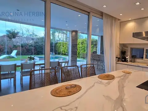 Casa en Alquiler Temporal con 4 cocheras