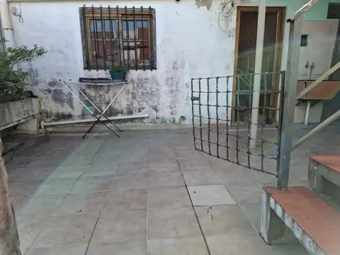 Casa + 2 Dtos. en Planta Alta  Lote esquina de 101 m2.