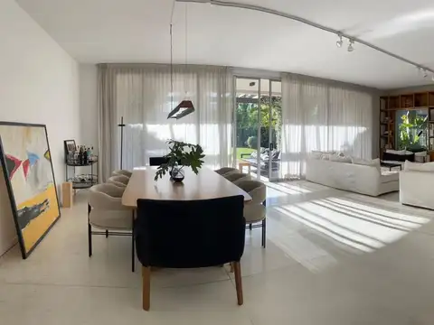 Casa 8 ambientes con 2 baños