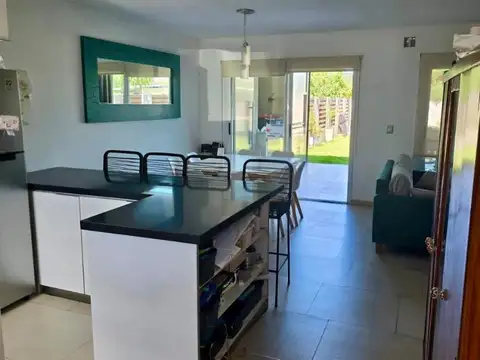 Casa 4 ambientes con 2 baños