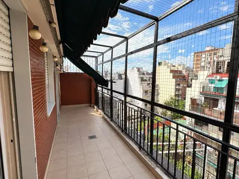 SEMIPISO DE 4 AMBIENTES CON DEPENDENCIA/BAULERA Y COCHERA