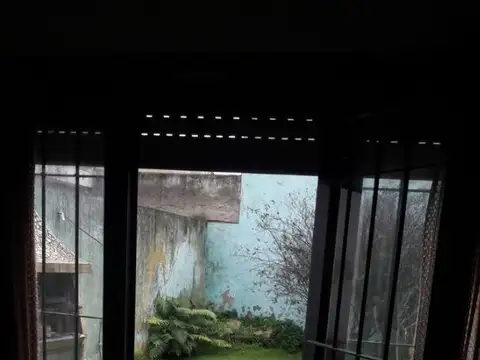 CASA 4 AMBIENTES LA PERLA CON GARAGE Y PARQUE LA PERLA