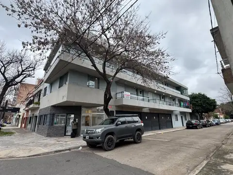 Departamento 1 dormitorio con balcón al frente