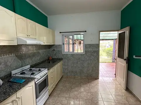 Casa 4 ambientes con 2 baños