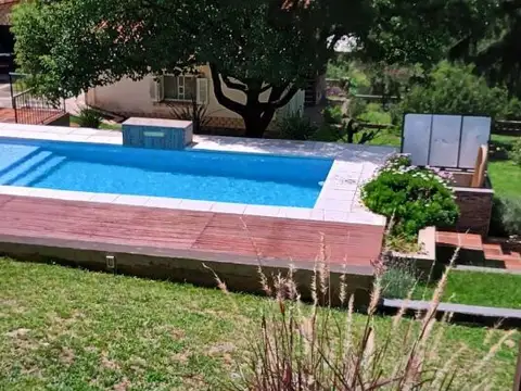 Casa con quincho, pileta y parque de 2.136 m² en barrio ariel, salsipuedes