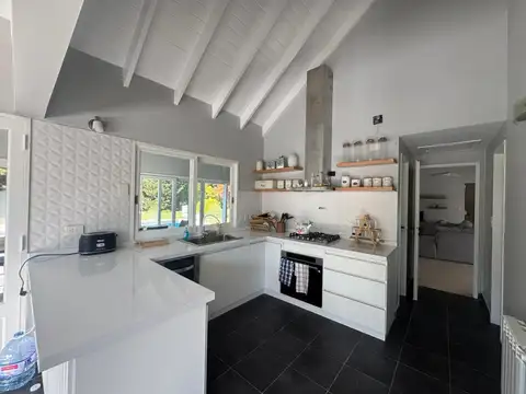 Casa 5 ambientes con 4 baños