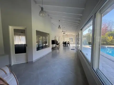 Casa 5 ambientes con 4 baños