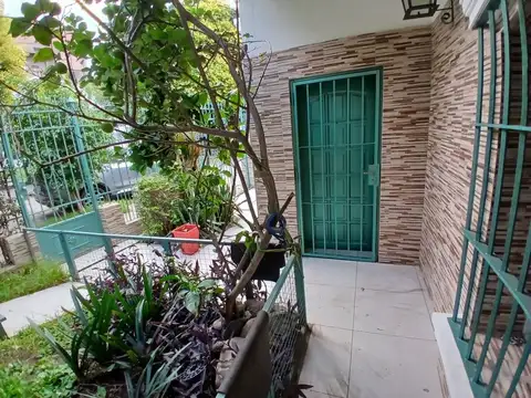 Casa 7 ambientes con 2 baños
