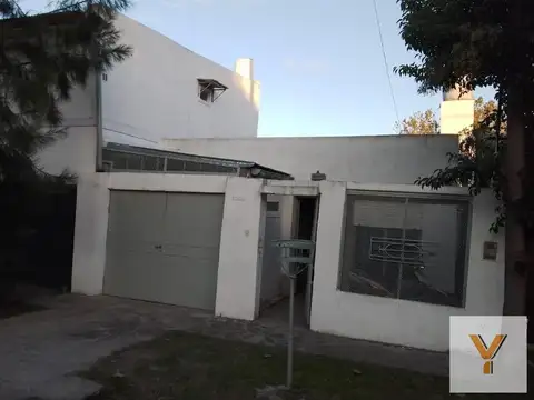 Casa en venta - 4 Dormitorios 2 Baños - Cocheras - 300Mts2 - Lisandro Olmos Etcheverry, La Plata