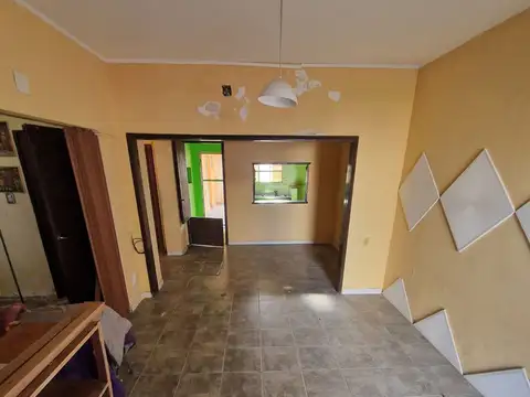Casa 5 ambientes con 1 baño