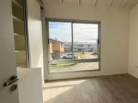 Casa en venta 3 ambientes con jardín - FINANCIADO