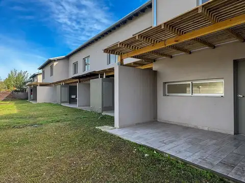 Casa en venta 3 ambientes con jardín - FINANCIADO