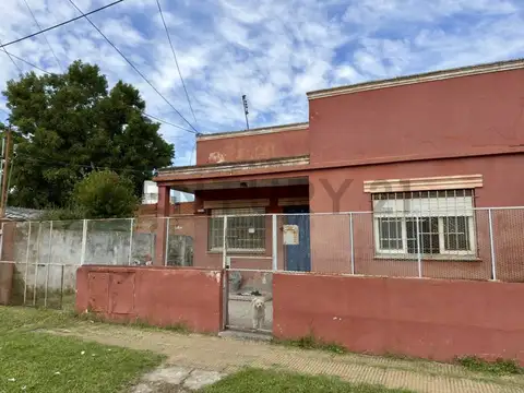 VENTA  CASA EN VILLA TESEI- Lote 7 x 25 - Jardin y Terraza -A remodelar