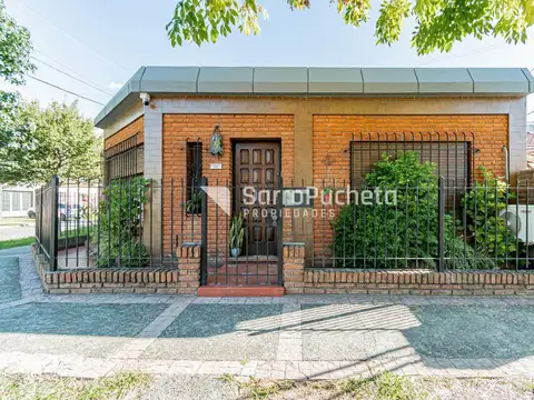 Venta casa 4 ambientes con patio, parrila y cochera en Villa Luzuriaga.