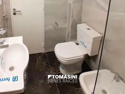 DOS AMBIENTES AL FRENTE CON BALCON Y DEPENDENCIA DE SERVIC.