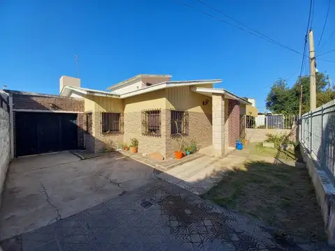 CASA EN VENTA DE 4 DORMITORIOS EN B° PARQUE VELEZ SARSFIELD 
