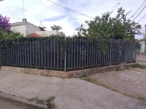 Oportunidad en Bº Alberdi: Casa en esquina con gran lote