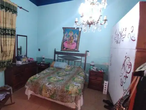 Oportunidad en Bº Alberdi: Casa en esquina con gran lote