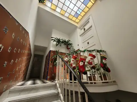 Excelente departamento de 3 ambientes al frente en 2° piso por escalera. Diseño arquitectónico de estilo español.  Cocina independiente. Baulera. Súper luminoso!