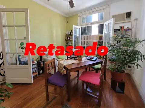 "Retasado" Excelente departamento de 3 ambientes al frente en 2° piso por escalera. Diseño arquitectónico de estilo español.  Cocina independiente. Baulera. Súper luminoso!