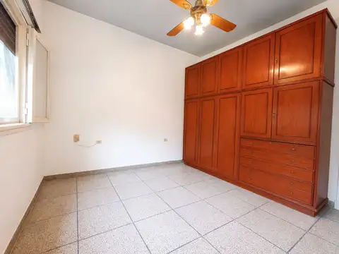 VENTA CASA 3 AMB C/PATIO APTO CREDITO-LANUS.E