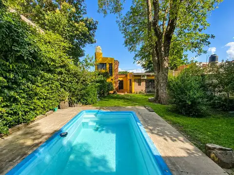 VENTA CASA 4 AMB. C/ PILETA Y PARQUE. QUILMES.