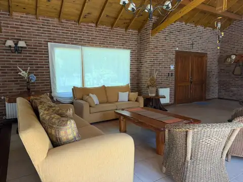 Casa 4 ambientes con 2 baños