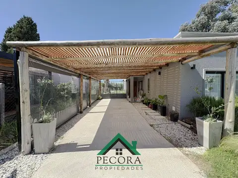 Casa 4 ambientes con 2 baños