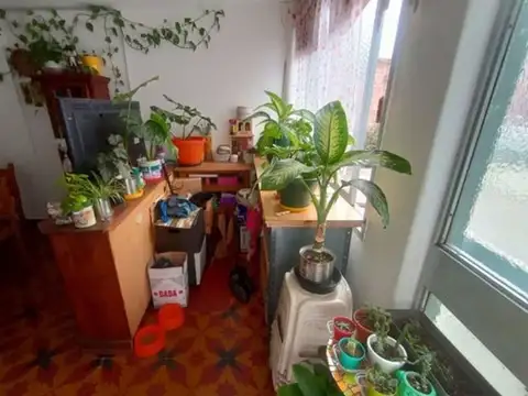 Casa 8 ambientes con 2 baños