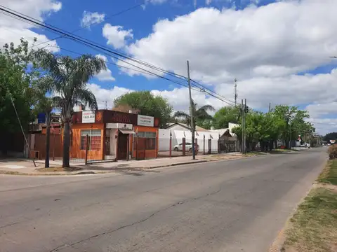 Excelente esquina sobre Avenida