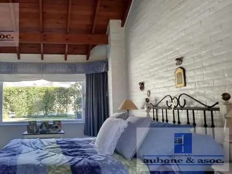 Casa de 3/4 dormitorios muy buena calidad y en impecable estado  