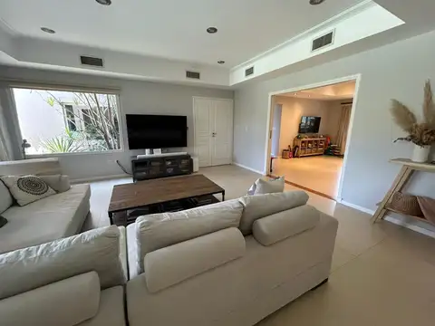 Casa en Alquiler con 2 cocheras
