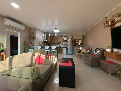 VENTA CASA 2 PLANTAS APTA CRÉDITO TORTUGUITAS