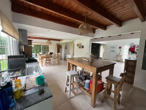 Casa en Venta con 3 cocheras
