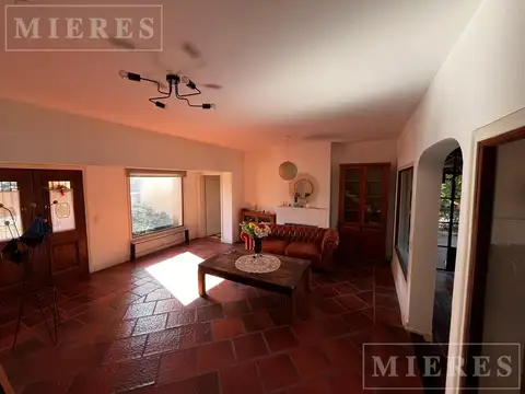 Casa en Alquiler con 3 cocheras