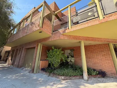 Triplex en venta en Caballito Norte de 6 ambientes con cochera.