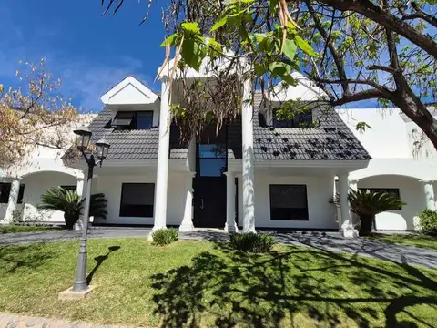VENTA CASA DE CATEGORÍA, BARRIO CHACRAS DE FARRELL