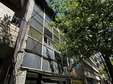 PH que incluye 2 deptos y un local sin subdividir. Se vende en block