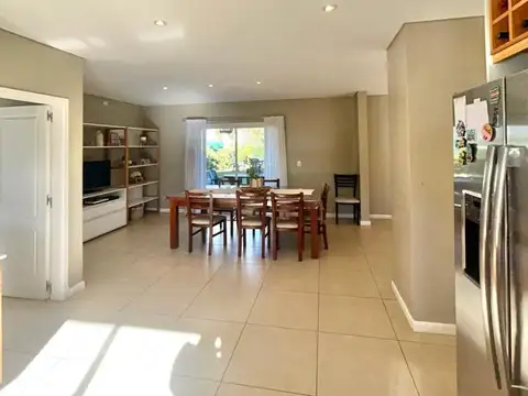 Casa en Venta con 3 cocheras