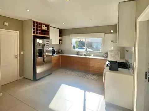 Casa 4 ambientes con 3 baños