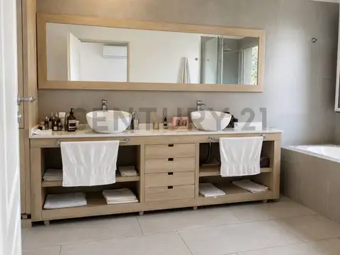 Casa 6 ambientes con 3 baños
