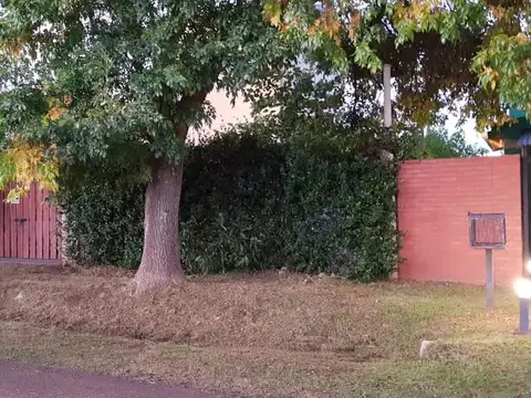 Los Nardos al 200. Barrio Real Casa quinta con pileta